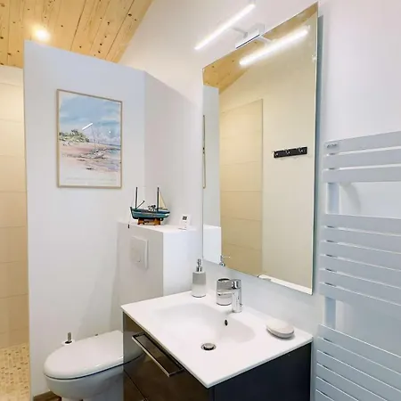 Villa Charmante Location Sous Les Pins, Proche De La Plage *