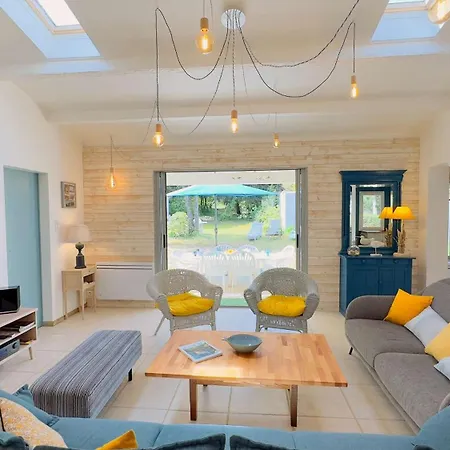 Charmante Location Sous Les Pins, Proche De La Plage